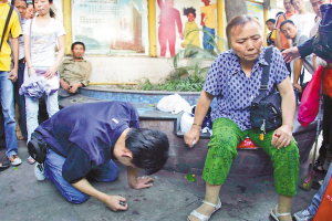 上网花光了学费 街头长跪忏悔