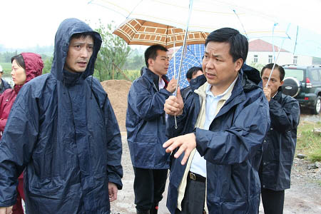 长湖申航道李家巷镇计家浜村段正在加固堤岸.来