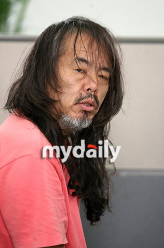 韩摇滚歌手全仁权承认吸毒愿法院从轻判决