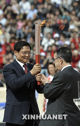 3月30日,中共中央政治局委员,北京市委书记,北京奥组委主席刘淇(左)在