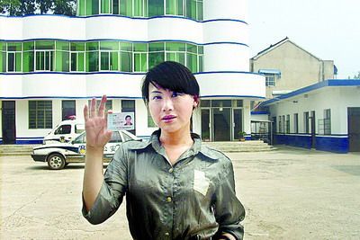     昨天上午,"华东第一变性人"黄宁倩回到老家