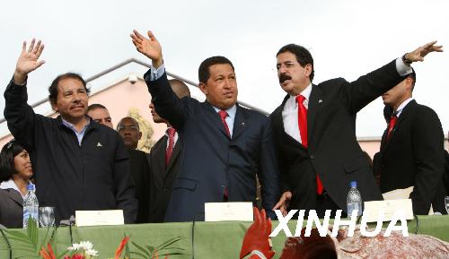 (右),委内瑞拉总统查韦斯(中)和尼加拉瓜总统奥尔特向人群挥手致意
