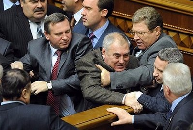 乌克兰议员在国会比试拳脚 议长混乱中辞职[图]