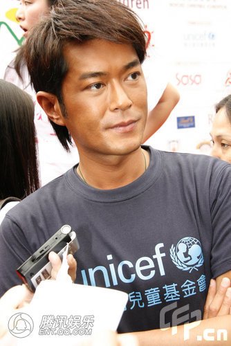 组图:赵雅芝<em>迷彩短裤</em>展活力 古天乐拒回应传闻