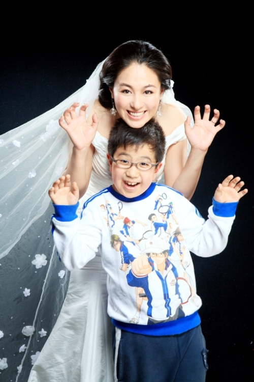 沈傲君婚纱照曝光 穿梦幻婚纱扮茜茜公主(图)