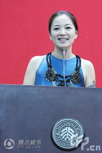 组图:阿雅携新书北大行 综艺天后展现知性魅力