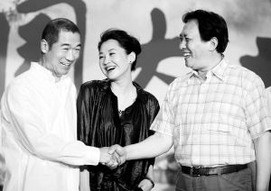 张国立(左起),许晴和唐国强在《建国大业》官网启动仪式上
