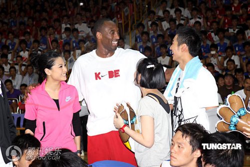 在科比旁边,香港艺人也成了粉丝
