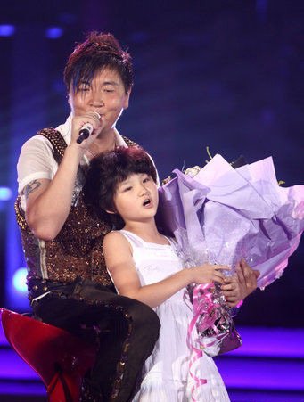 孙楠成都接受女歌迷祝福 默认与潘蔚结婚传闻