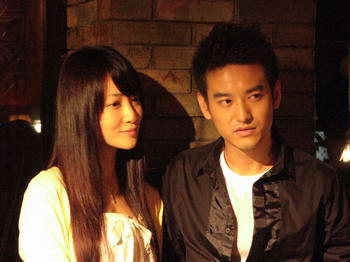 袁文康热拍《就想<em>爱</em>着你》 陈紫函<em>暴露</em>乘凉(图