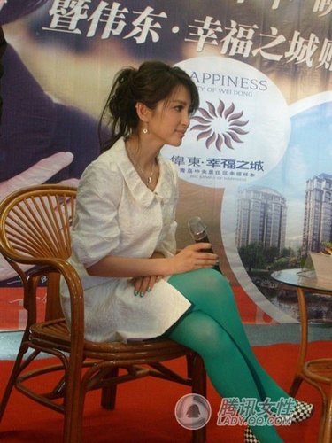 潮流搭配:明星<em>脚</em>穿彩虹打败泛滥黑袜(图)-明星