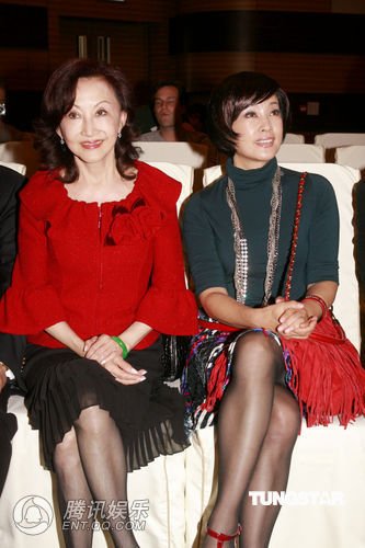 组图:亚姐<em>用隐形胸衣</em>违规 刘晓庆支持胸部比美