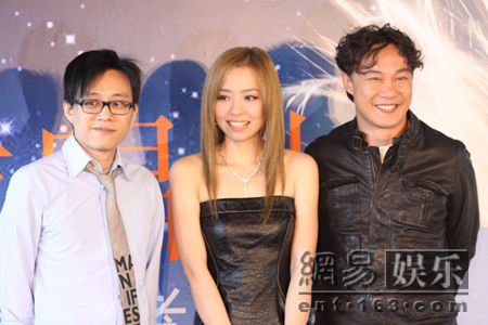 张靓颖香港签约环球唱片 新天后进军国际市场