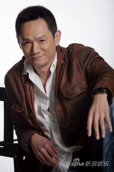 果静林坏笑显露"美男痣" 绅士气质内敛成熟
