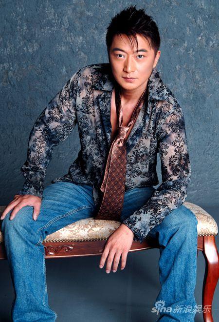 青年演员邵峰饰演的白良在成功转行之后,由于受到小人的蒙蔽,在权利与