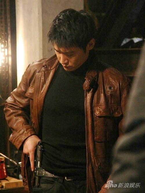 陆毅新剧"持枪"对战张家辉 霸气十足显本色