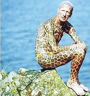 恐怖人体改造挑战审美观 男子文身拆舌欲变蜥