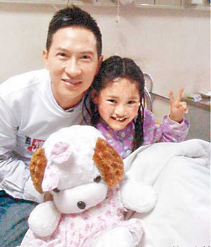 张家辉探访地震伤员 见四岁小孤儿心伤欲裂图