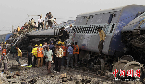 印度火车脱轨110人死 救援在继续原因仍不明(