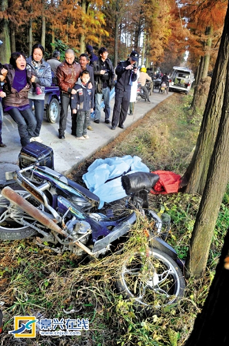 骑摩托车撞上树?嘉兴一男子路边意外丧生 死因
