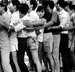 当年股民在深圳"人抱人"排队买新股中签表
