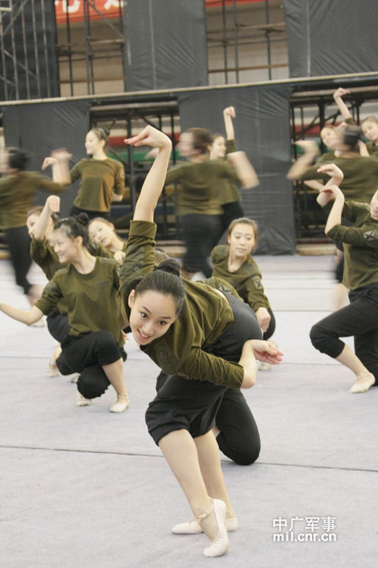高清大图:美丽文艺兵为新春晚会彩排