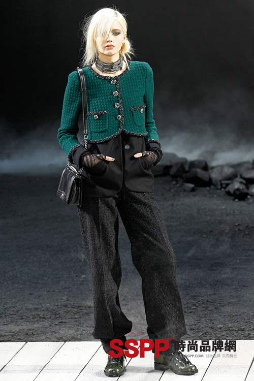 奈儿Chanel女装2011秋冬时尚秀场直击-<em>蕾丝</em>-长