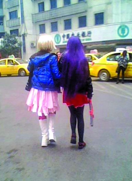 <em>美女</em>穿<em>动漫</em>装手持武士刀 招手打车吓跑的哥-的