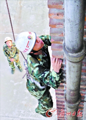 广州合同制消防员为救轻生男子被动车撞飞(图