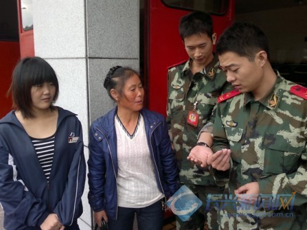 戒指原本一直都是戴在右手中指上的