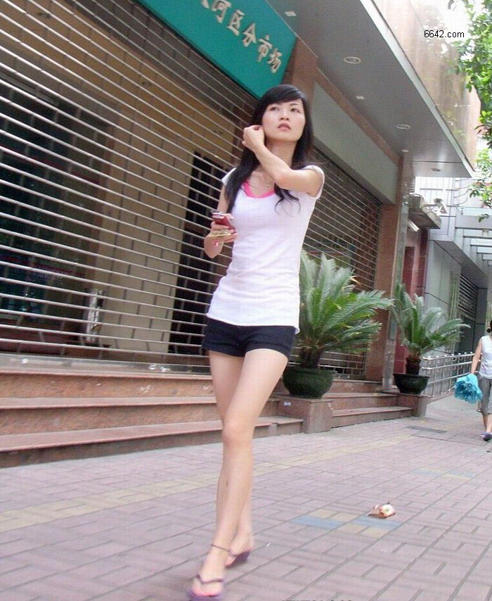 夏日街头美女清凉扮装_济南向阳