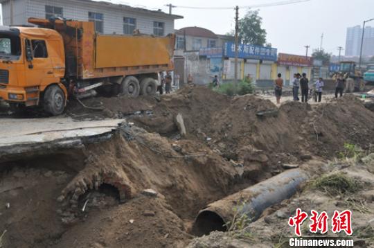 河北保定供热施工路面坍塌施工车辆陷落司机受伤