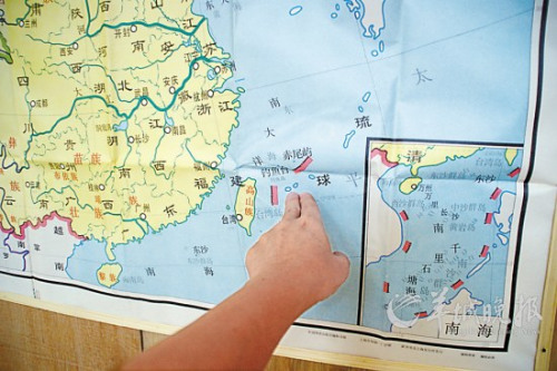 伍立桥在一张《清朝疆域》的地图上指点钓鱼岛的位置