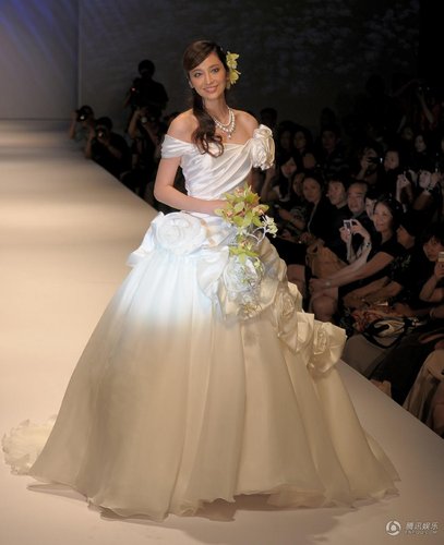 组图:吴佩慈戏剧性恋爱 千万婚纱加身仍不言嫁