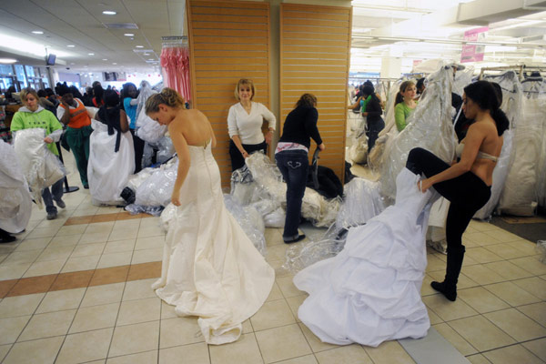 "新娘快跑"抢婚纱大比拼