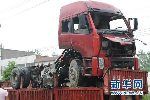 7月19日,在安徽省定远县张桥镇拍摄的相撞后损毁的事故大货车.
