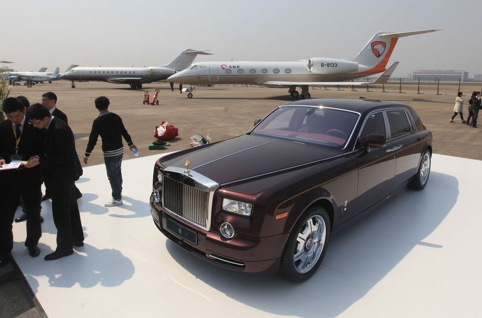 成龙携私人飞机亮相2012亚洲公务航空展